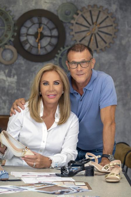 Norma, con el gerente de la compañía.