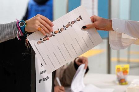 Lisboa (Portugal), 24/01/2021.- A female voter exercises her right to vote in the Portuguese presidential elections, Lisbon, Portugal, January 24, 2021. According to reports, COVID-19 fatalities in Portugal, which now stand over 10,000, could play a major role in low voter turnout in the 2021 presidential elections. Portugal is currently under a second national lockdown, to quell the widespread of COVID-19. (Elecciones, Lisboa) EFE/EPA/ANTÓNIO COTRIM