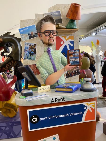 La falla Pedro Cabanes - Juan XXIII ha presentado a Máximo Huerta como su ninot de la Exposició