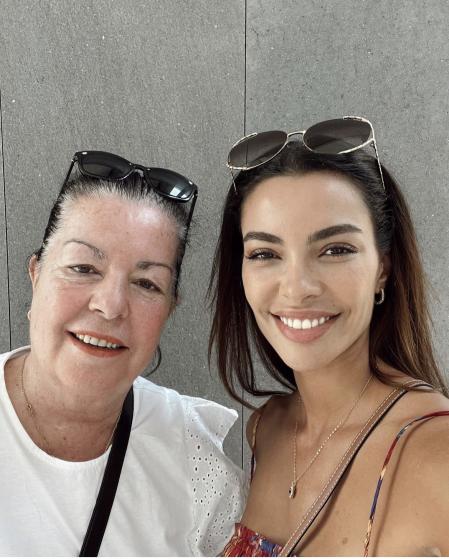 Joana junto a su progenitora