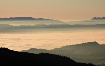 Vista desde Els Munts del mar de niebla.