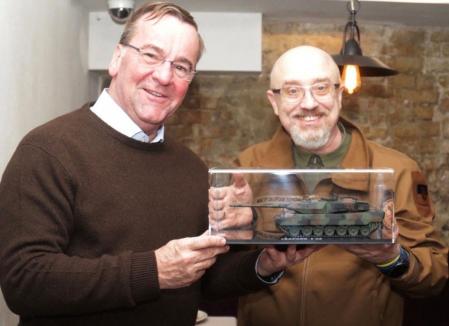 El ministro de Defensa alemán, Boris Pistorius, y su homólogo ucraniano, Oleksí Réznikov, con una maqueta de un Leopard 2, el 7 de febrero del 2023 en Kyiv