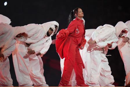Rihanna con el mono rojo de Loewe y la bómber acolchada al principio de su actuación