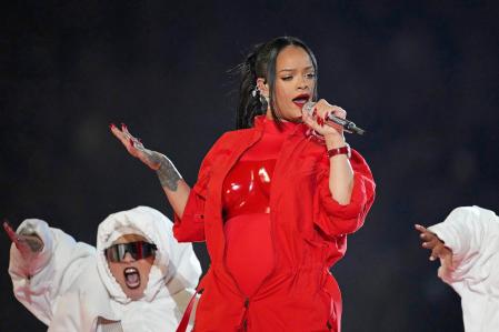 Rihanna con el mono rojo con bustier de vinilo a juego durante su actuación en la Super Bowl