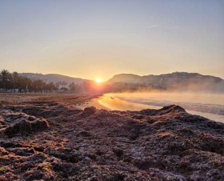 Humo ártico en la playa de Roses.