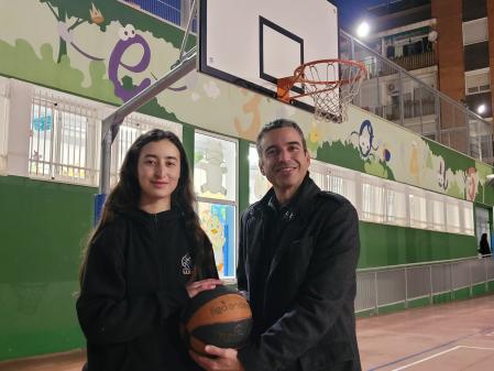 Aya y Albert Tomàs, en el patio de la escuela Arrels-Esperança