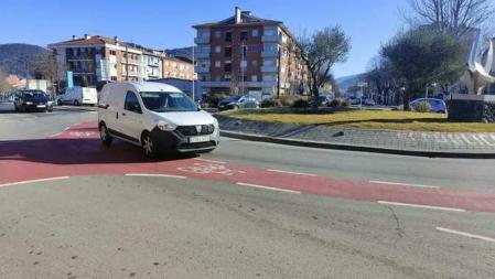 El vial ciclista se encuentra justo en medio del paso para los coches.