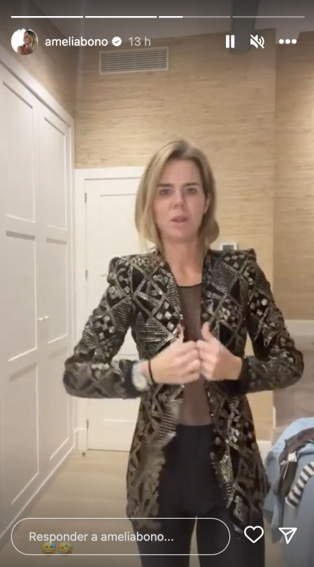 Amelia Bono propone combinar el mono con un blazer de lentejuelas