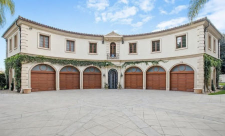 Garaje con capacidad individual para seis vehículos.