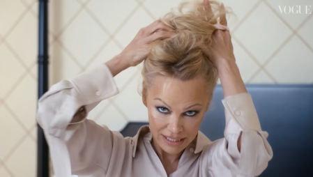 Pamela muestra en el vídeo cómo hacer su recogido