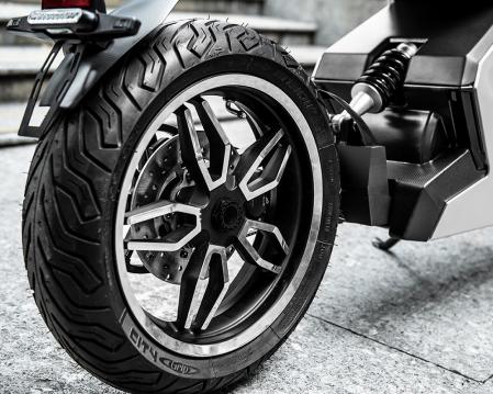 Zapp i300, la estilosa scooter eléctrica que asegura agilidad urbana y prestaciones por carretera.