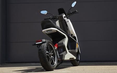 Zapp i300, la estilosa scooter eléctrica que asegura agilidad urbana y prestaciones por carretera.