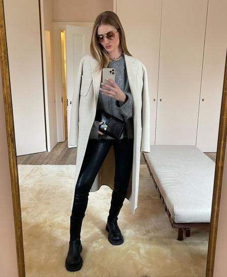 La modelo lleva un conjunto con el abrigo que estiliza la figura