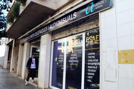 Un alumne sortint de l'escola Buenafuente's Actors, després de la detenció d'un professor, acusat presumptament d'abús i assetjament sexual