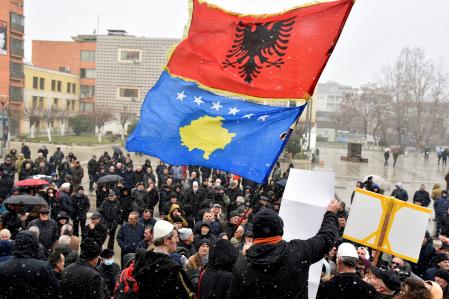 Activistas ondean banderas de Kosovo y Albania mientras protestan contra la Asociación de municipios con mayoría serbia en Pristina, Kosovo, el 31 de enero de 2023