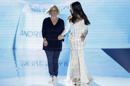 Dulceida sale a saludar junto a la diseñadora Núria Sardá tras desfilar en la Pasarela Cibeles