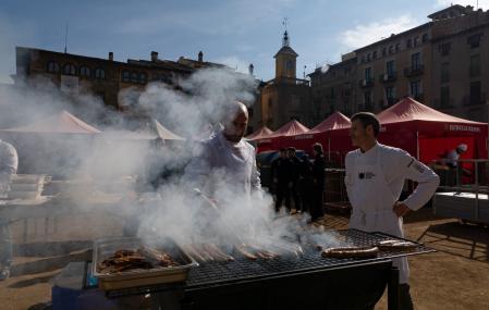 Cocineros en el Dijous llarder de la plaza Major de Vic.