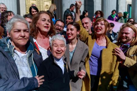 La ministra de Igualdad, Irene Montero, festejando la aprobación de la ley trans fuera del Congreso