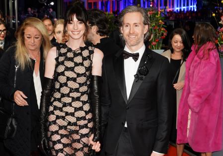 Anne Hathaway junto a su marido Adam Shulman en la premiere de 'She came to me' en el Festival de Cine de Berlín