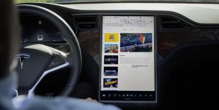 Pantalla de infoentretenimiento de un coche de Tesla&nbsp;