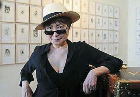 ROM17. VENECIA (ITALIA), 17/02/2023.- Fotografía de archivo fechada el 28 de mayo de 2009 muestra a la artista japonesa Yoko Ono mientras posa. La artista japonesa Yoko Ono cumplirá mañana, sábado, 90 años. En su larga carrera se ha convertido en sinónimo de arte vanguardista y de pacifismo, y viuda de John Lennon, a quien sirvió de inspiración para la creación de 