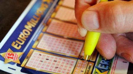 Una persona jugando al Euromillones, en una imagen de archivo