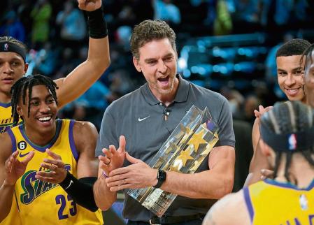 Pau Gasol, center, holds the winning trophy after his team won an NBA Rising Stars final basketball game against Team Joakim Noah, Friday, Feb. 17, 2023, in Salt Lake City. (AP Photo/Rick Bowmer)