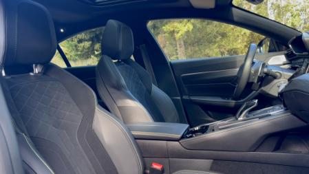 Los asientos son muy confortables pero también tiene una alta capacidad de sujeción en conducción deportiva.
