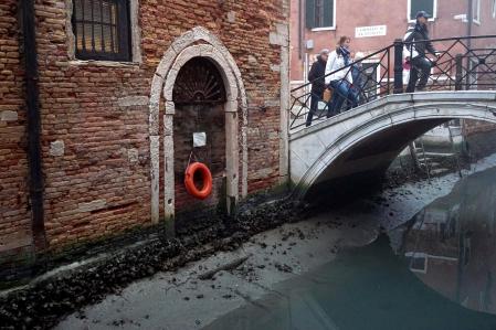 Un canal interno de la ciudad durante la marea baja en Venecia