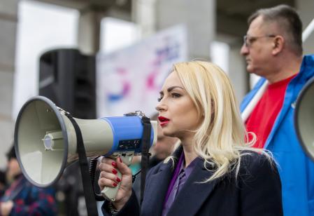 Marina Tauber, antigua miembro del partido Shor, hablando a los manifestantes