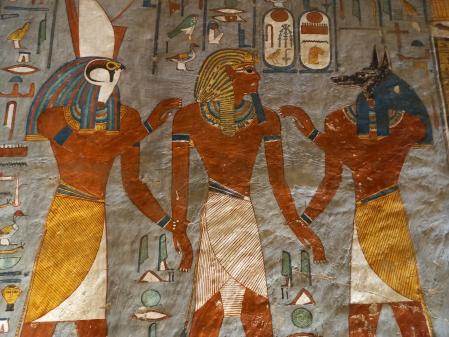 Pinturas, como esta de la tumba de Ramsés I, muestran a los faraones junto a los dioses, en su camino al inframundo
