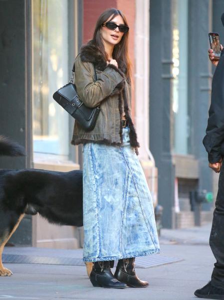 La modelo Emily Ratajkowski pasea por las calles de Nueva York