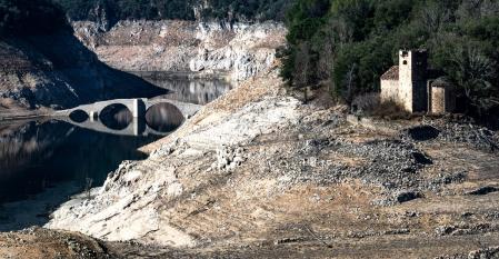 Vista del puente de Querós, reaparecido por la sequía en el pantano de Susqueda.