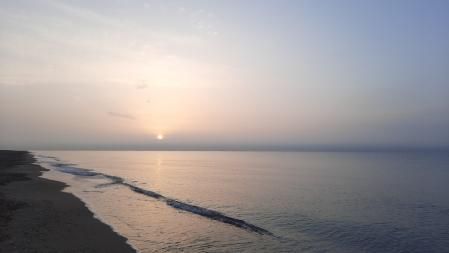 Amanecer de calima en la playa de Gavà.
