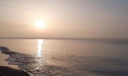 Amanecer de calima en la playa de Gavà.