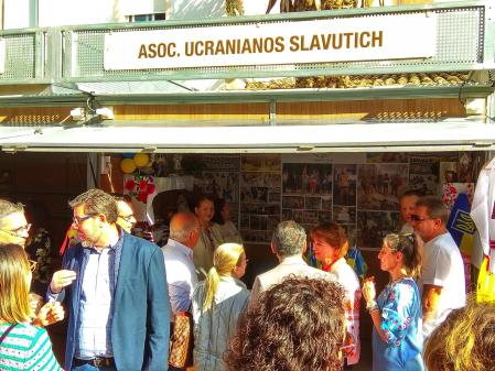 La asociación Slavutich participa en ferias y mercadillos para obtener fondos, como en esta de Mutxamel.