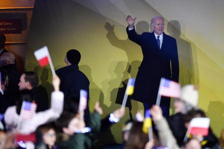 Warsaw (Poland), 21/02/2023.- President of the United States Joe Biden waves to the crowd after completing his speech to the Polish nation to the Kubicki Arcades in the gardens of the Royal Castle in Warsaw, Poland, 21 February 2023. US President Joe Biden came to Poland for a two-day visit. (Polonia, Estados Unidos, Varsovia) EFE/EPA/Radek Pietruszka POLAND OUT