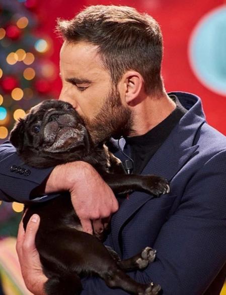 Dani Rovira besa a su perrita.