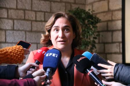 Ada Colau ateniendo a los medios de comunicación