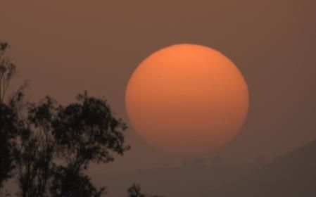 Sol de calima al atardecer en Mijas.