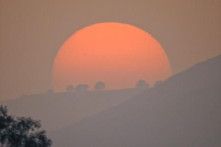 Sol de calima al atardecer en Mijas.