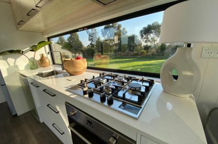 Airlie, la acogedora minicasa rodante de diseño para llevar el hogar a cualquier parte.