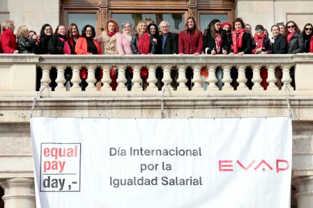 Balcón del Ayuntamiento de València ayer, en el día por la igualdad salarial