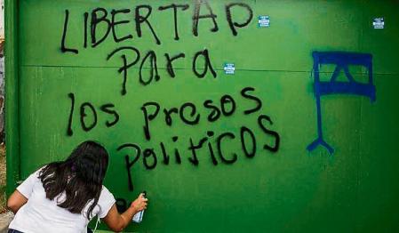 (FILES) In this file photo taken on February 3, 2020, university students protest demanding Nicaraguan President Daniel Ortega's government the political prisoners release in Managua. - More than 200 detained members of Nicaragua's opposition were heading to the United States on February 9, 2023, after being freed by authorities, family members and opposition figures said. (Photo by Inti OCON / AFP)