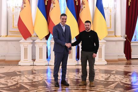 Pedro Sánchez y Vlodimir Zelensky se saludan en Kiev