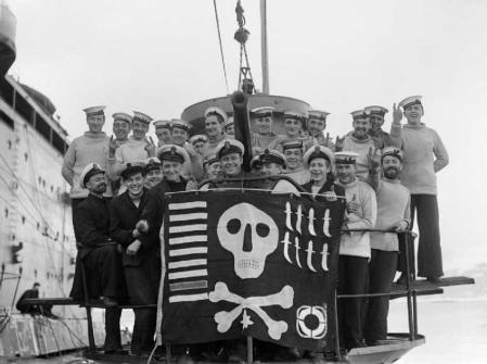 Tripulantes del submarino británico HMS Utmost con una bandera pirata Jolly Roger en 1942