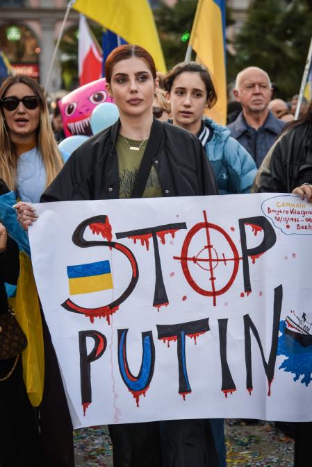Milan (Italy), 25/02/2023.- People attend a demonstration against the war in Ukraine and for peace, at the Duomo Square in Milan, Italy, 25 February 2023. Russian troops entered Ukrainian territory on 24 February 2022, starting a conflict that has provoked destruction and the biggest humanitarian crisis in Europe. One year on, fighting continues in many parts of the country. (Italia, Rusia, Ucrania) EFE/EPA/MATTEO CORNER