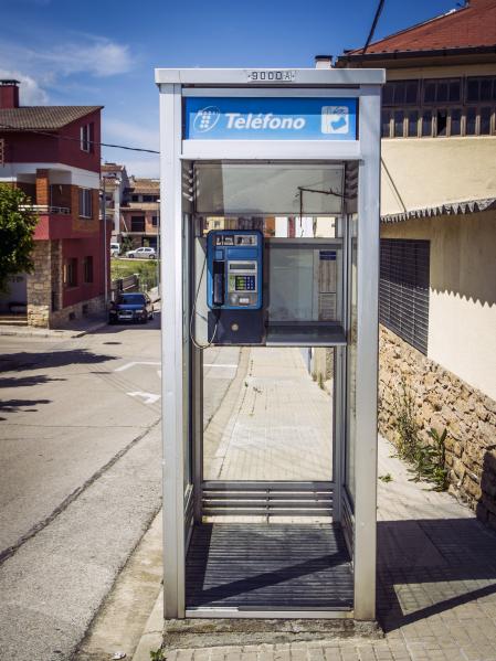 23 - 05 - 2016 / Taradell - Cabina de telefono en la calle Via del Canigo / Cabina de telefono / Foto: Llibert TEixido