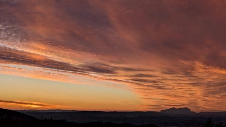 Espectacular candilazo desde Sant Fost de Campsentelles mirando hacía Montserrat.
