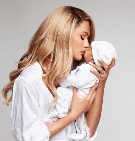 Paris presentó hace unos días a su pequeño, Phoenix Barron.